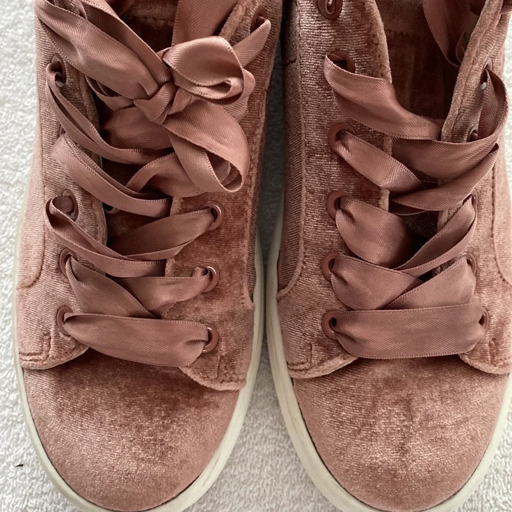 Steve Madden Bertie-V style fashion sneakers satin laces faux velvet size 8.5